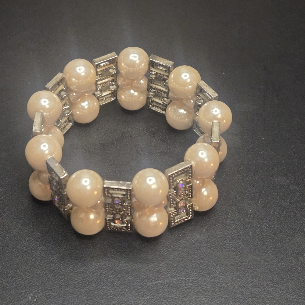 Chic Cream Beaded Bracelet with Silver Accents